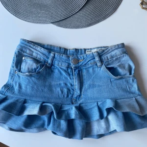 Blå jeanskjol med volang - Snygg blå jeanskjol med två volanger längst ner som jag sytt själv från ett par jeans. Storlek S men funkar även för xs-m💗