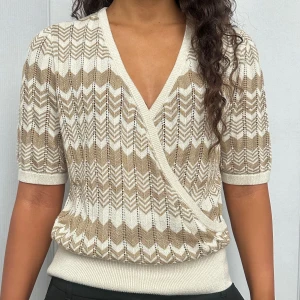 Beige och vit omlottopp -  snygg omlottopp från Holly & Whyte by Lindex i beige och vitt. 