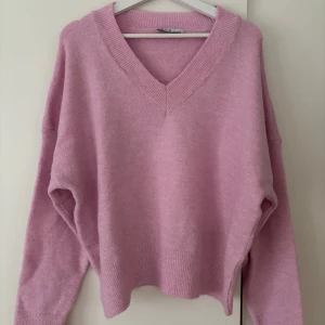 Rosa stickad tröja  - En rosa stickad tröja med V-ringning 🩷Tröjan är ONESIZE men sitter ungefär som en M/L då den är lite oversized ☺️