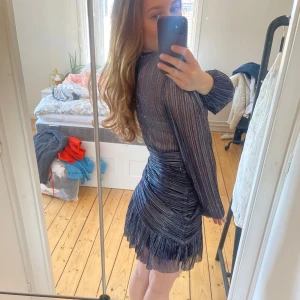 Blå glittrig maje klänning - Säljer nu min älskade maje klänning i storlek 36, inga defekter💓💓