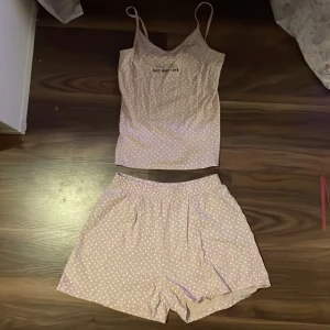 Pyjamasset  -  Säljer ett rosa pyjamasset med shorts och linne från H&M I storlek 146/152 men jag skulle säga att det även passar XS. Det är i bra skick 💕