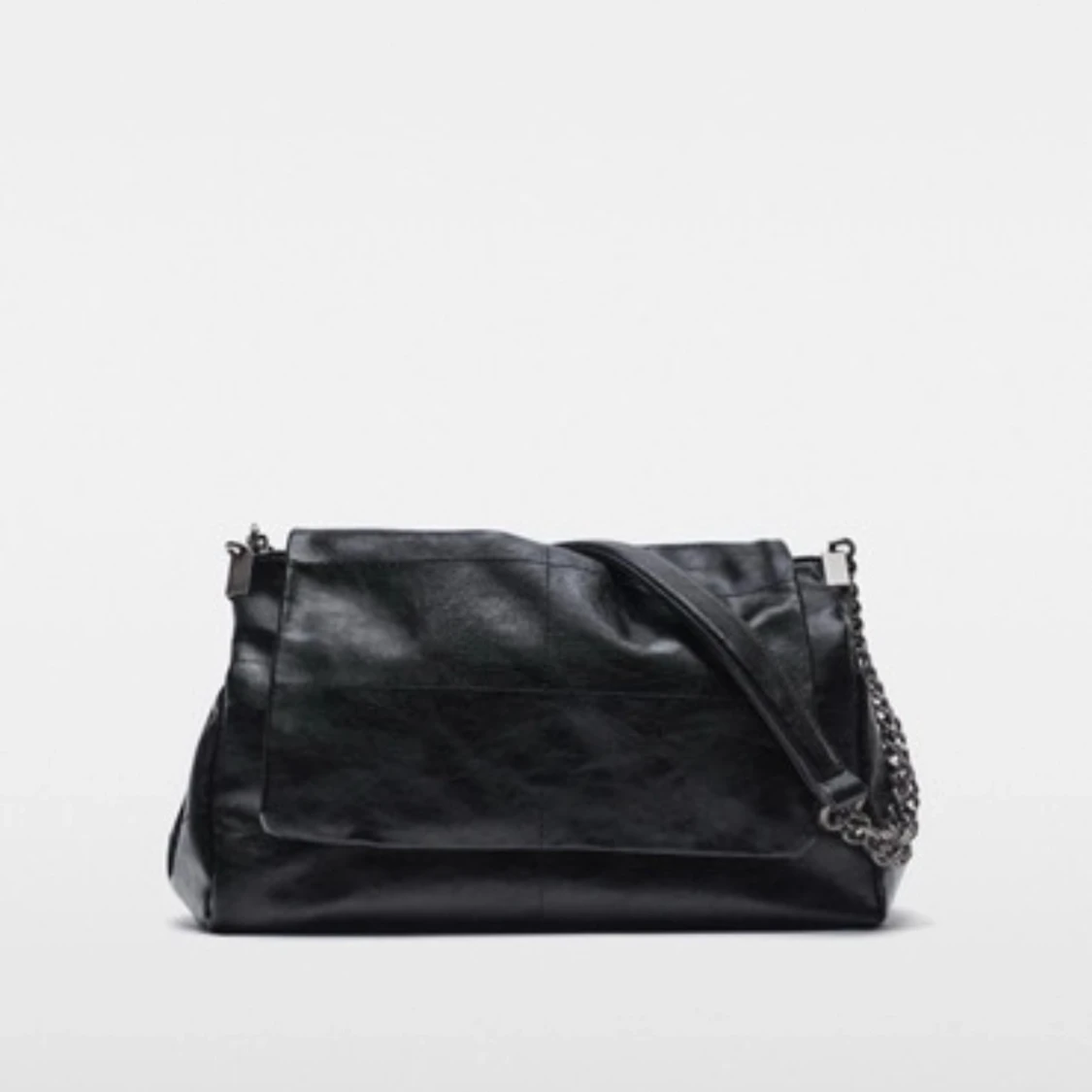 Svart axelväska med kedjedetaljer