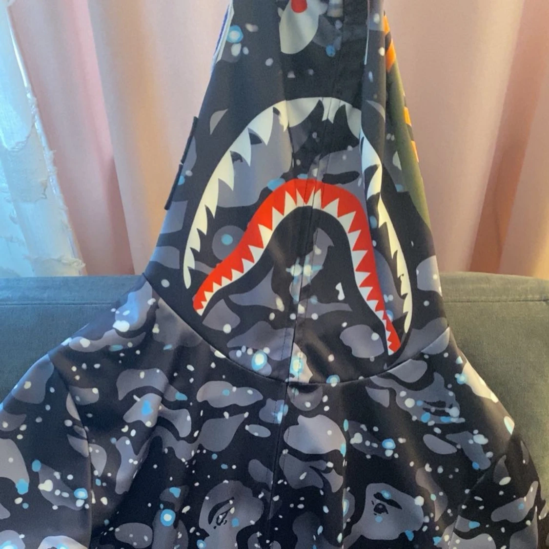 Mönstrad hoodie med hajmotiv - 2