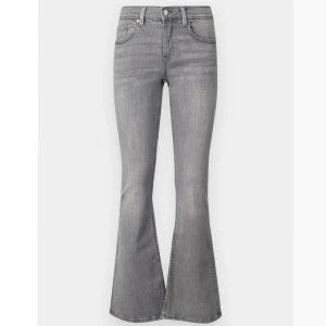 Grå bootcut jeans - Snygga grå bootcut jeans med låg- midja. Som inte kommer till användning längre. Skriv för fler frågor 💞