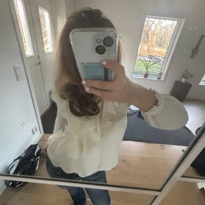 Zara blus  - Pris kan diskuteras! Vit fin blus från Zara med volang detaljer. Bra material och bra skick.