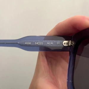 Chimi glasögon 008❤️❤️❤️ - Jätte coola chimi solglasögon i färgen acai i modellen 008. Tror inte man kan köpa färgen längre men är inte helt säker. Boxen tillkommer men den har några små defekter på sig men ingenting stort💙💙💙🥰🥰🥰skriv vid frågor 