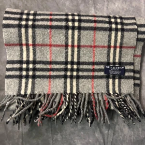Burberry scarf - Mycket fint skick 9,5/10 preowned| 100% lambswool | passar bra till fieldjacket på bilden | finns på profilen | fraktar spårbart inom 24 timmar med PostNord eller instabox |