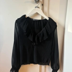 Blus - Blus från Zara, tyvärr lite liten för mig. Välj gärna Instabox när du köper😃
