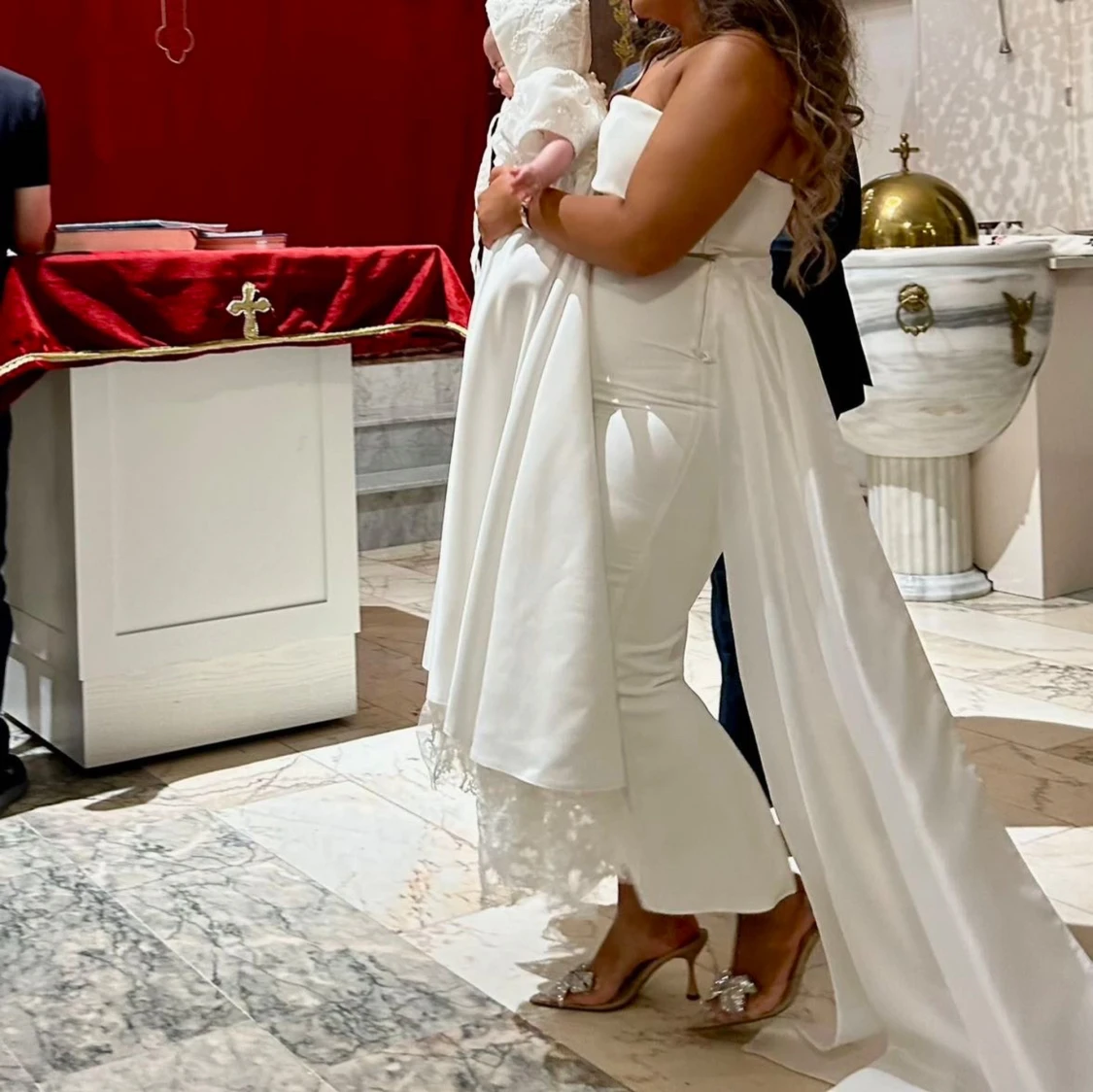 Vit axelbandslös klänning - 2