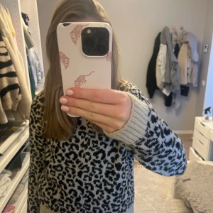 Beige leopardmönstrad tröja🐆 - Jätte snygg och fin stickad tröja💘💕🐆🐆använt 2/3 gånger 