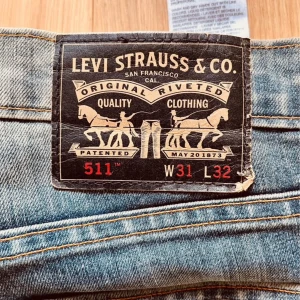 Levi's skate 511 slim jeans Ave Portula - Snygga Levi's 511 jeans i en klassisk blå tvätt. De har en slim passform och är perfekta för en stilren look. Jeansen har de ikoniska fem fickorna och en knappgylf.