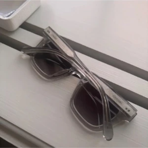 Gråa chimi - Fina solglasögon från chimi i 04. Bra skick och knappast använda. Priset kan diskuteras och skriv för flera bilder 