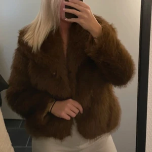 Brun pälsjacka med knappar - Brun pälsjacka som bara testats hemma, inte hunnit returnera. Bra kvalitet och knappar fram om man vill knäppa (se sista sidan) 🤎*nypris 700kr*