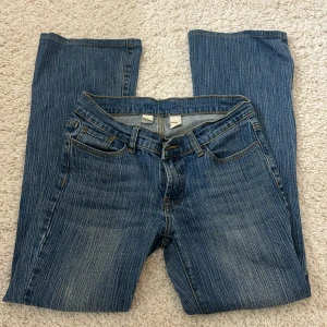 Brandy Melville jeans  - Säljer mina jätte fina jeans ifrån brandy Melville då de nt kommer till användning! Jeansen är uppsydda och passar mig som är 160. Hör av er för fler frågor och funderingar🩷❤️