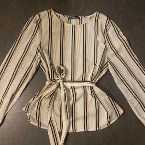 Randig blus med snöre  - En fin randig blus som man kan knyta vid midjan för en perfekt look 🌸🌸