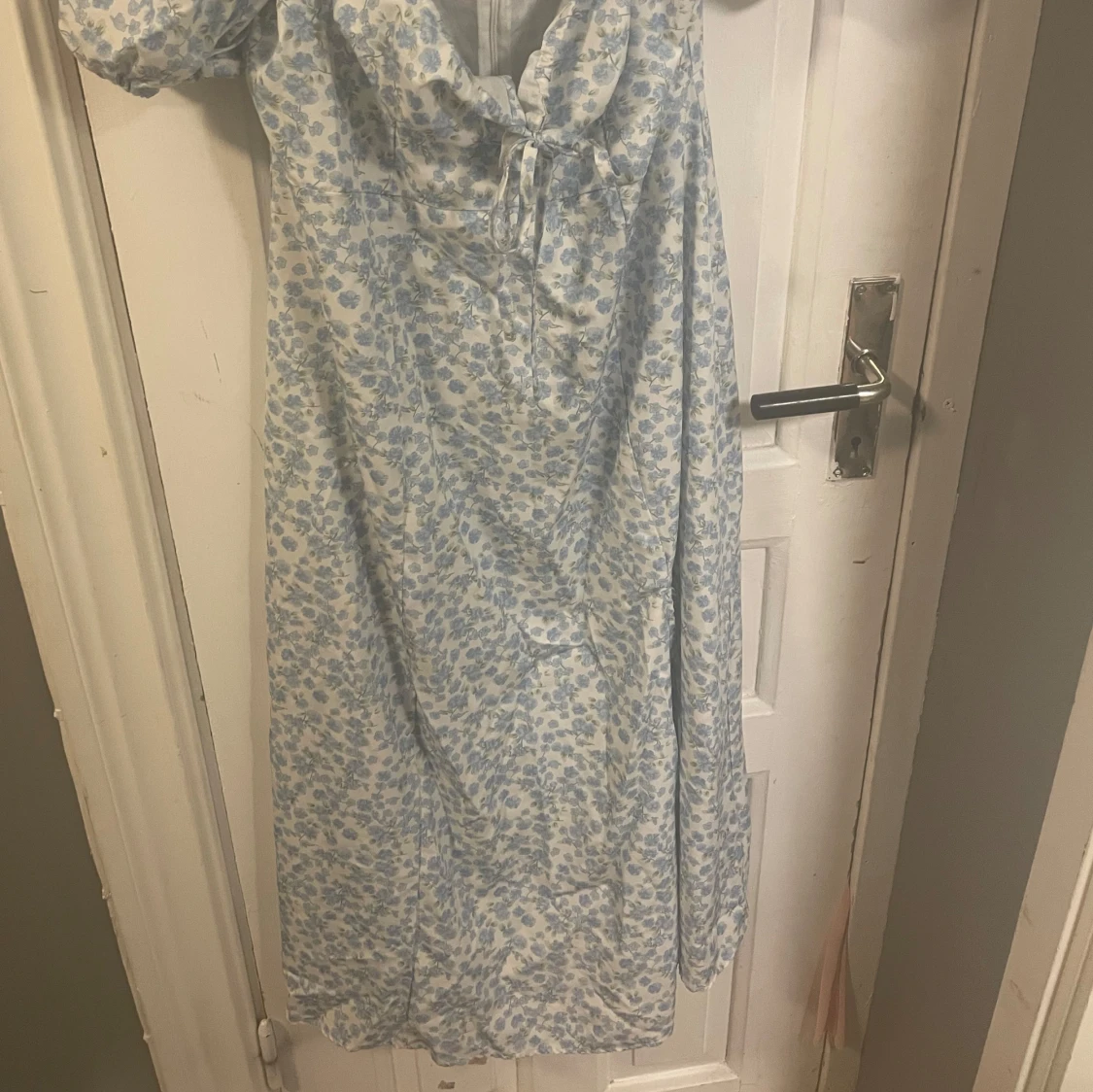 Blommig långklänning med puffärmar - 1