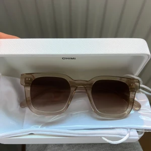 Chimi 04 ecru - Chimi 04 ecru i grymt skick. Köpta på chimis butik i Stockholm för 1250kr. Kvitto, etui mm medföljer 