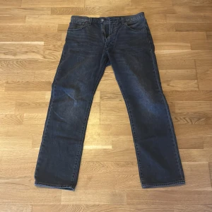Levi's 551 Z jeans - Säljer ett par klassiska Levi's 551 Z jeans i mörkgrå denim. De har en rak passform och är perfekta för en avslappnad stil. Framstår som nya. Nypris ca 1600 kr 