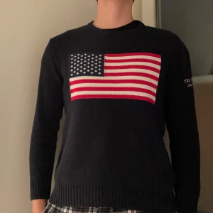 Stickad USA tröja - Säljer denna riktigt snygga stickade tröjan med USA flagga i storlek S. Passar dig som är runt 170~180, något för liten på mig som är 182. Tröjan är i bra skick utan defekter. Mitt pris: 349. Priset är dock diskutabelt så tveka ej att höra av er!