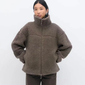 Gina Tricot pilé teddy jacka - Teddy jacka i pilé från Gina Tricot. Ny oanvänd med prislapp kvar. Strlk 38. Har fickor på sidorna.