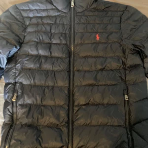 Polo Ralph Lauren Jacka - Säljer nu min polo jacka i väldigt fint skick då den inte passar mig. Den är i storlek 170 och och sitter som S ungefär. Jackan har inte skador alls! Hör gärna av vid frågor eller intresse