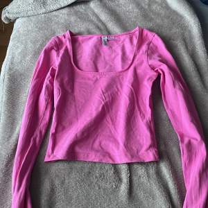 Säljer en söt rosa långärmad topp från H&M Divided i storlek XXS. Toppen är croppad och har en enkel design som passar perfekt till både vardag och fest. Materialet är mjukt och bekvämt, perfekt för vår och sommar. Skicka ett meddelande vid intresse! 💖