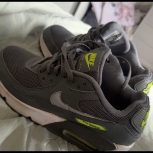 Nike air Max stl 38 - Dom är knappt använda, jätte fina men för stora för mig!