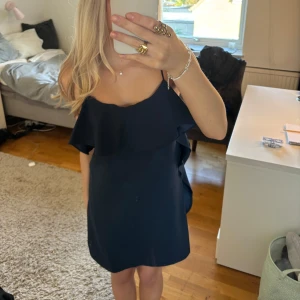 Mango klänning  - Jättefin Mango klänning, prislapp kvar men överstruket vad det kostar. Säljer för 300kr. Perfekt till nyår 🧸