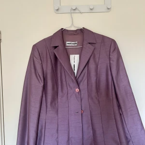 Lila kavaj - Helt oanvänd kavaj från Gerry Weber. Nypris 1700kr