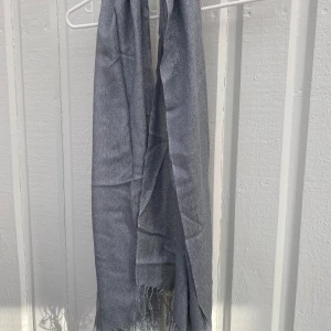 Glittrig sjal - Helt ny! Endast upptagen ur förpackning för att fota den✨