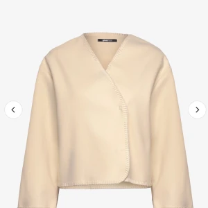 Gina kappa - Säljer denna jätte fina kappan då den inte riktigt kommer till användning. Den passar till allt o går o matcha💕 nypris är 500kr men säljer för ändats 300kr💎((använd ca 3 gånger sparsamt)som ny))