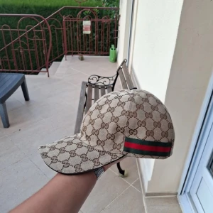 Gucci keps  - Gucci keps i storlek m perfekt skick köpt på vesitere collective med autentisering koll äkta och säljs pga storleken byten kan också ske 