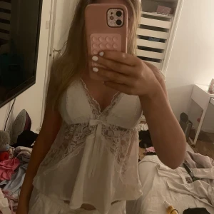 Spets linne - Aldrig använt passar att sova eller gå ut i är i storlek M men de är stretchit så passar mig som har xs också❤️❤️