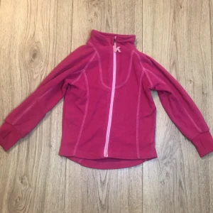 Kofta i stl 98/104 - Gosig rosa kofta! Koftan har ”hål” som barnets tummar ska igenom (se bild 4). Skriv för fler bilder.