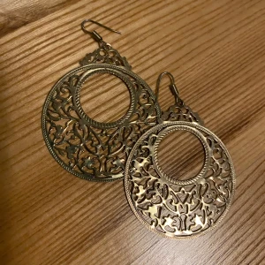 Örhängen  - Passa på! Jag säljer massor av smycken som inte används, för en väldigt billig peng! 