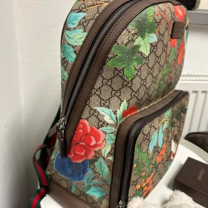 Unik Gucci ryggsäck  - Säljer en superfin Gucci-ryggsäck med blommigt och fågelmönster. Mycket unik och svår att få tag på. Den är i mycket bra skick och väldigt sparsamt använd. Givetvis är den äkta. Dessa går för 12-19k begagnade beroende på skick och min är i riktigt bra skick.. Dustbag medföljer.
