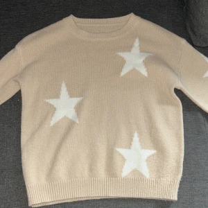 Stjärn tröja  - Stickad tröja,fina stjärnor på,barn tröja, väldigt fin ⭐️