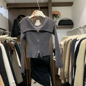 Koreansk kofta - En helt ny kofta från Korea. Har alla lappar kvar, då den var för liten. Är i mörkgrå färg och kort modell. Är i insydd modell för bra passform.