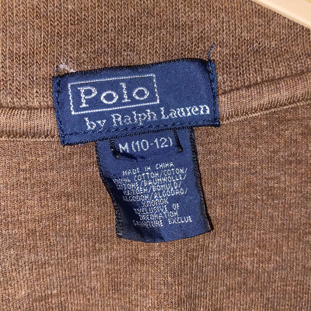 Säljer en snygg brun zip-up tröja från Polo Ralph Lauren.  Tröjan har en dragkedja vid halsen och är perfekt för höst och vinter. Den är i bra skick, Perfekt för en stilren och bekväm look! Passar storlek Xs/S. Tröjor & Koftor.