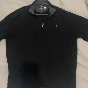 Ralph Lauren luxury jersey quarter zip Helt ny, endast provad för bilder.  Säljes på grund av att jag beställde en ny då min var borta men hittat i efterhand.  Köpt från boozt, beställningsbekräftelse och allt finns. Priset går inte att pruta. 