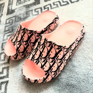 Tofflor - Säljer dessa coola rosa tofflor, aldrig använda ute. I super fint skick 💖