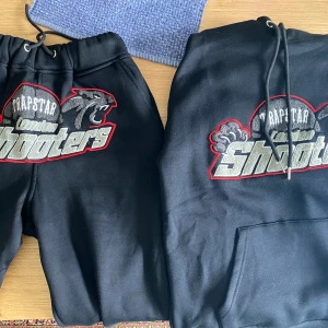 Trapstar tracksuit - Svart med röd logga trapsuit  Helt felfri  Storlek S