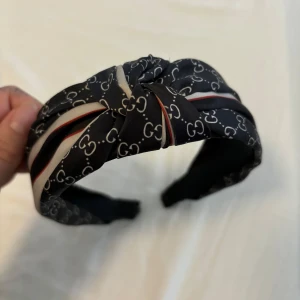 Diadem - Säljer detta fina dior diadem, knappt använd och i nyskick🩷