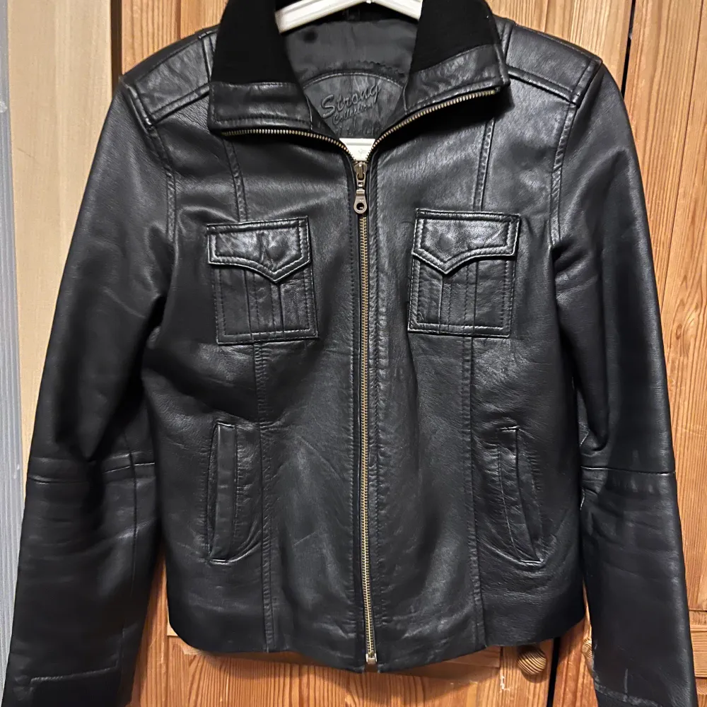 Säljer: Äkta skinnjacka i perfekt skick. Stil och kvalitet som håller livet ut! Letar du efter en klassisk, tidlös skinnjacka som lyfter vilken outfit som helst? Nu har du chansen. Storlek M. Nypris 4000 mitt pris 350kr. Takit.