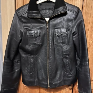 **Strong collection real leather skin jacka** - Säljer: Äkta skinnjacka i perfekt skick. Stil och kvalitet som håller livet ut! Letar du efter en klassisk, tidlös skinnjacka som lyfter vilken outfit som helst? Nu har du chansen. Storlek M. Nypris 1400
