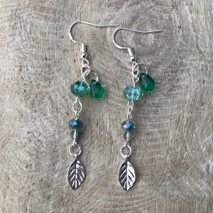 Örhängen  - Gröna örhängen med silveromfattning💧💍🌿