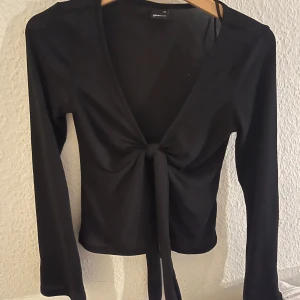 Gina tricot svart tröja  - Gina tricot svart tröja. Inte använd många gånger men är tyvärr lite nopprig 