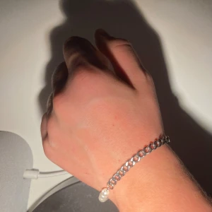 Armband - Säljer detta armband som jag köpte för ett tag sedan. Köpte det för 400kr och säljer för 100kr. 