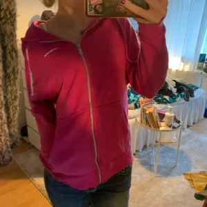 Rosa zip-hoodie - Zip-hoodie köpt på new yorker! Knappt använd! Skriv privat vid frågor eller fler bilder🤗Storleken på lappen är XSS men den är mer S på!