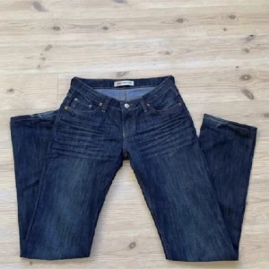 Lågmidjade levi’s jeans - Ett par otroligt snygga jeans från Levi's!! Säljer pga att dem blivit för små :( Storleken är 30/34 men skulle säga att dem egentligen passar 28/34.❤️